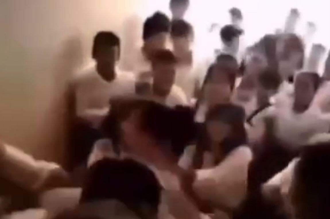 В Кашкадарьинской области старшеклассницы устроили массовую драку в школе 
