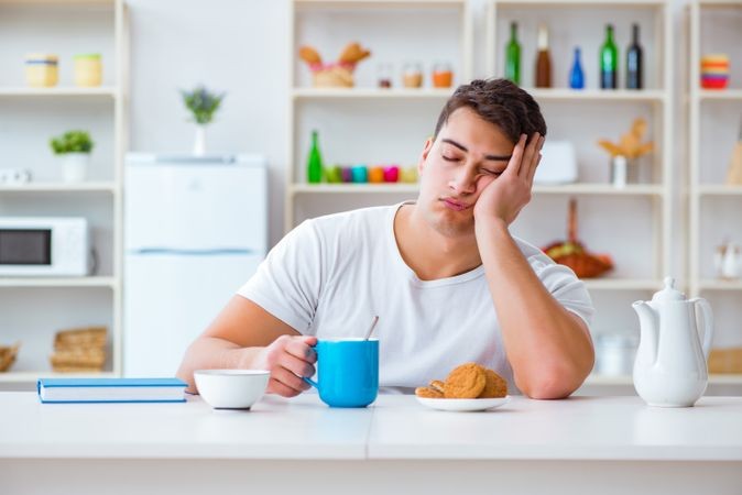 Почему после обеда сильно клонит в сон – как побороть сонливость