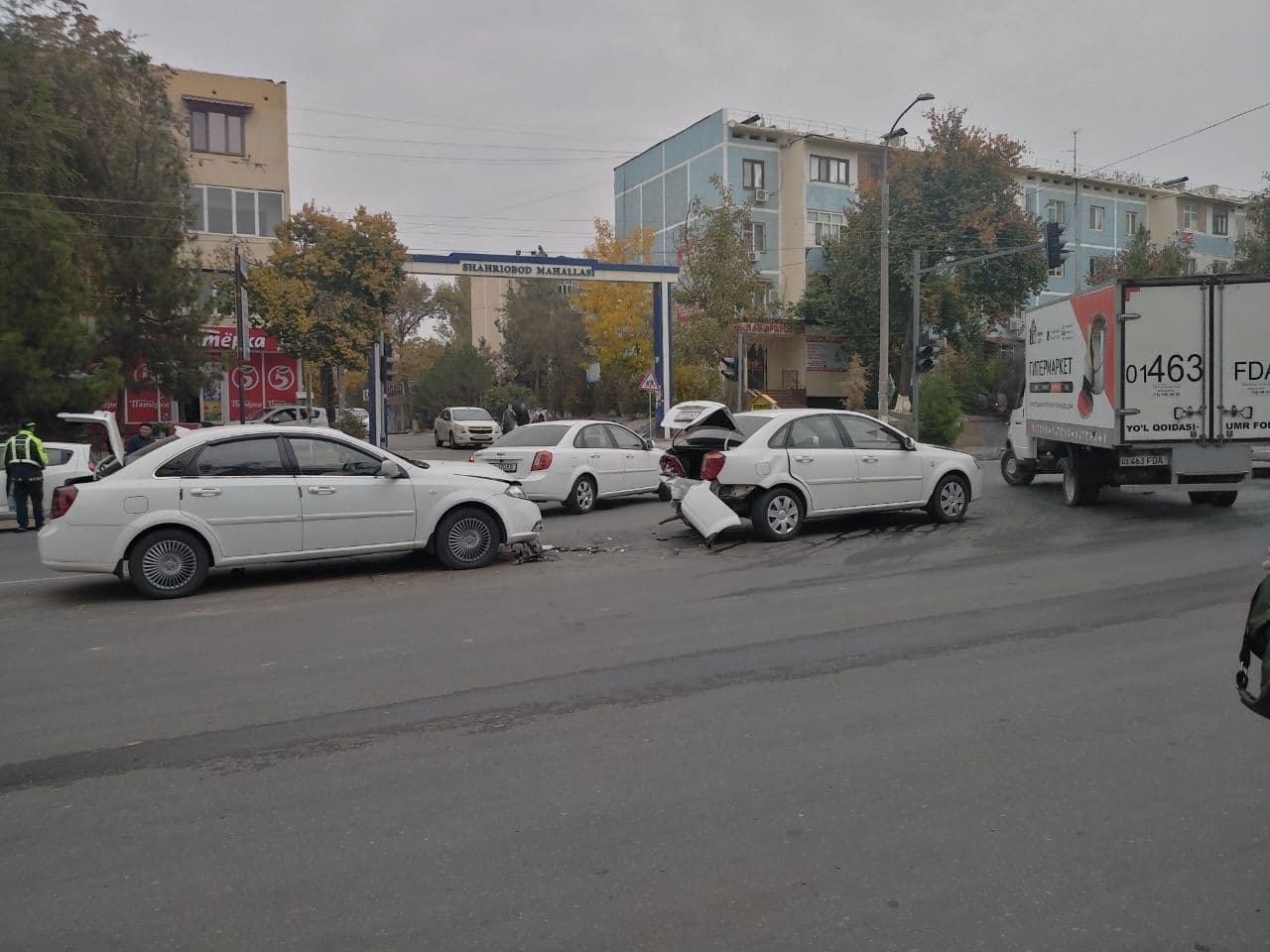В Ташкенте три автомобиля не соблюдали дистанцию и въехали друг в друга сзади
