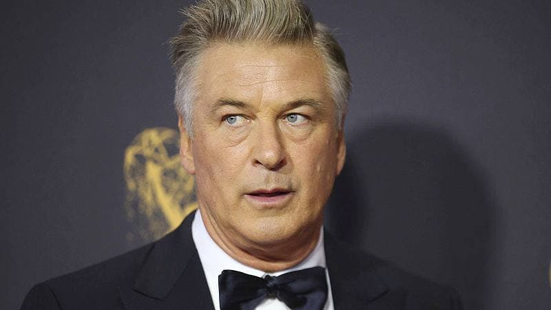 Актер Алек Болдуин случайно застрелил женщину-оператора во время съемок