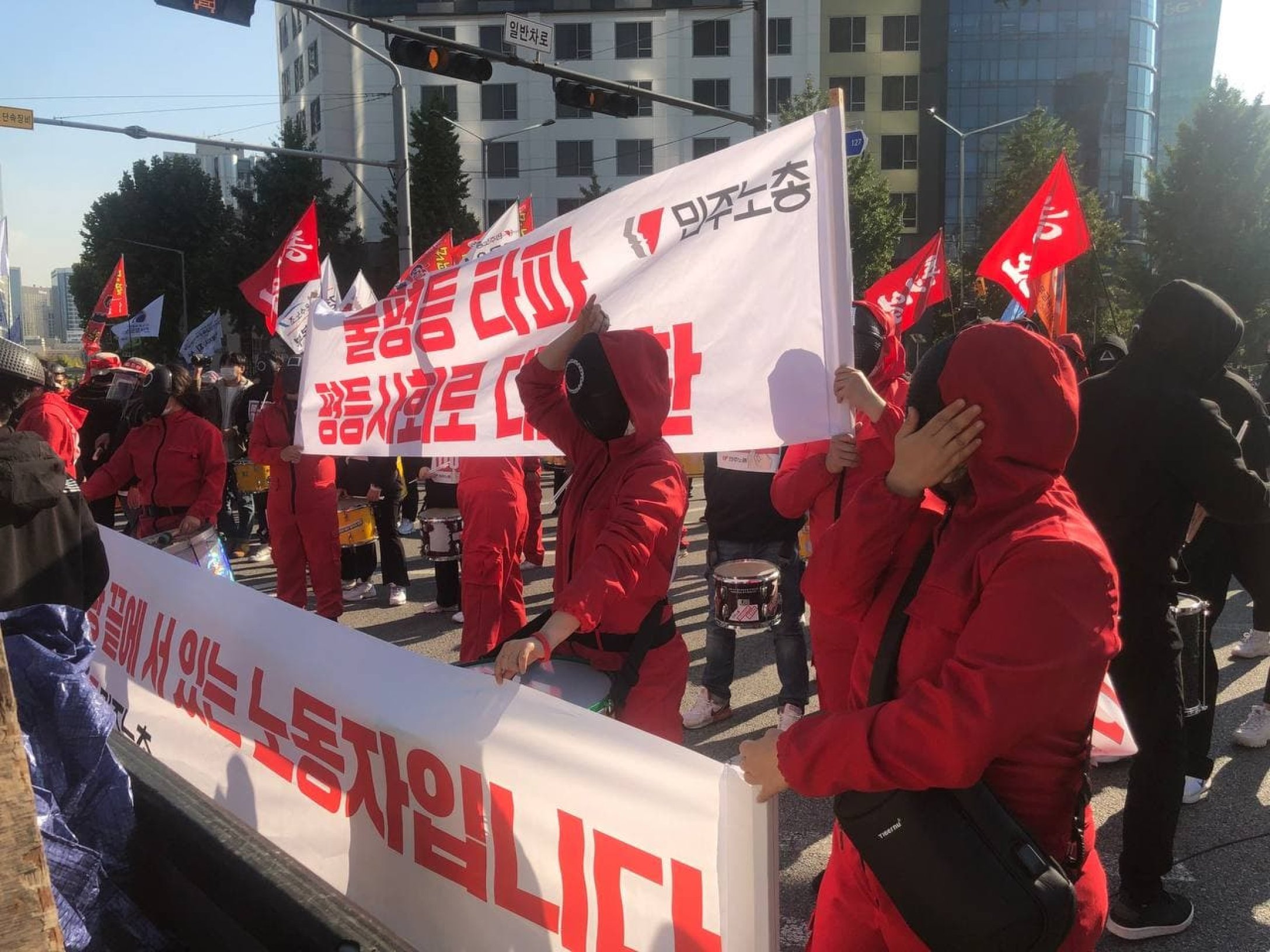 В костюмах из «Игры в кальмара»: Южную Корею охватили протесты членов профсоюза