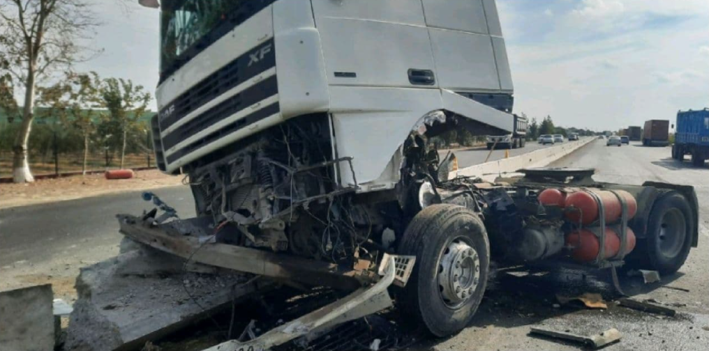 В Бухарской области водитель грузовика потерял управление и въехал в отбойник