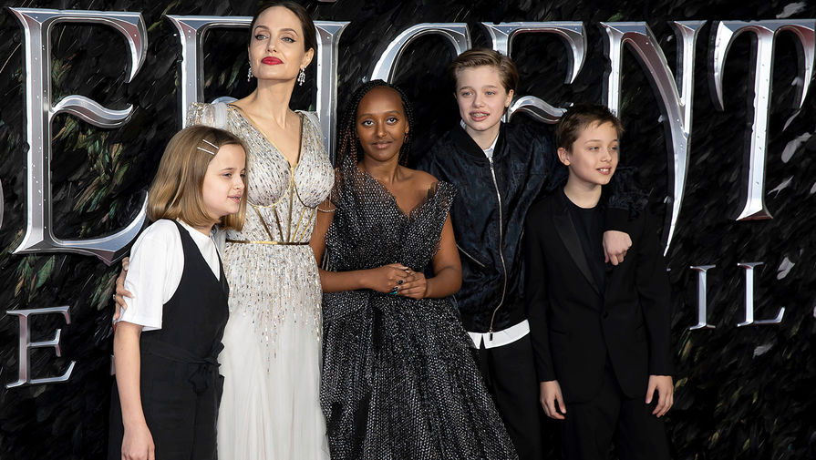 Актриса Анджелина Джоли снова появилась на красной дорожке со своими детьми - фото