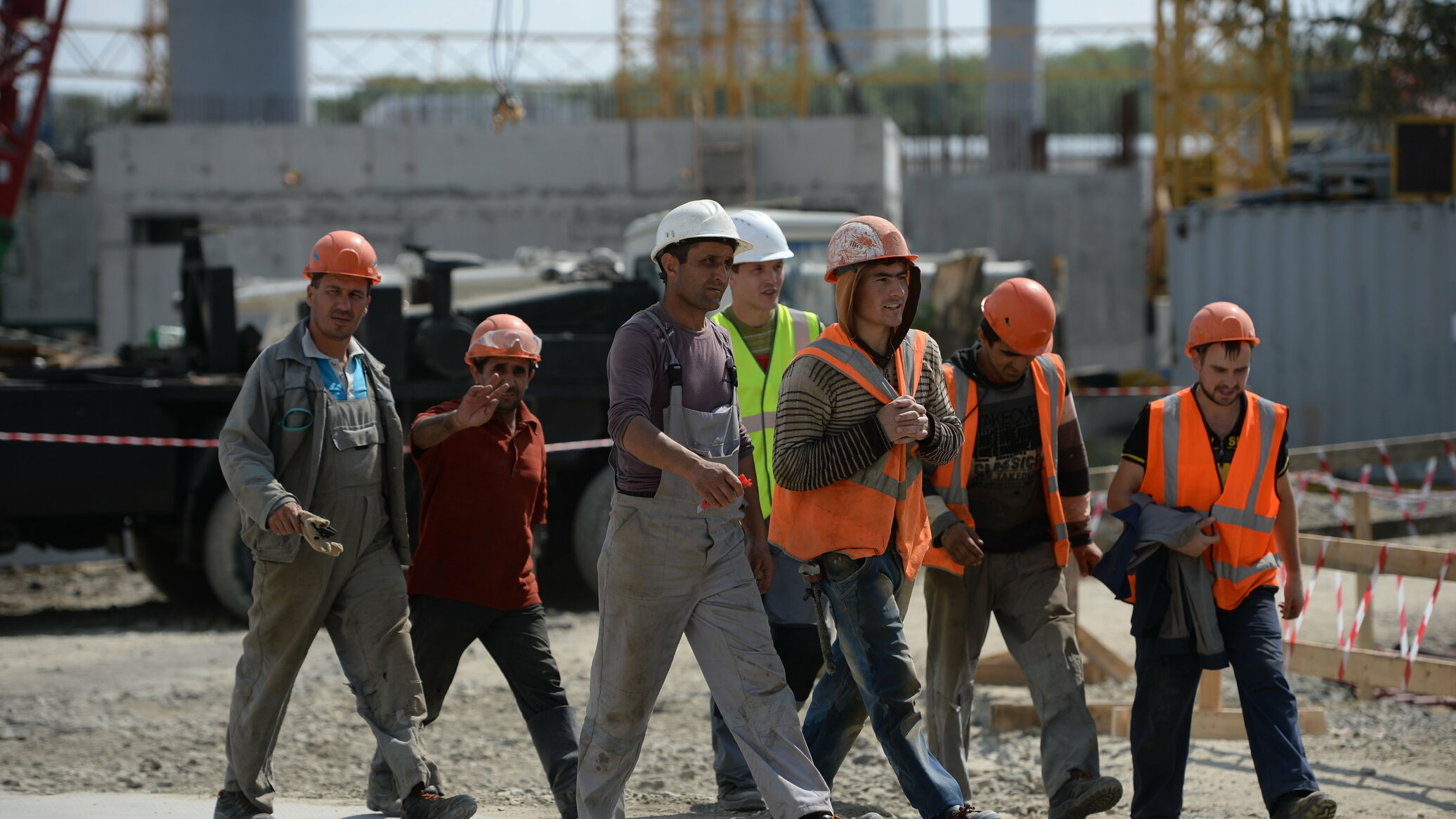 Выяснилось, сколько зарабатывают мигранты-строители из Узбекистана в России
