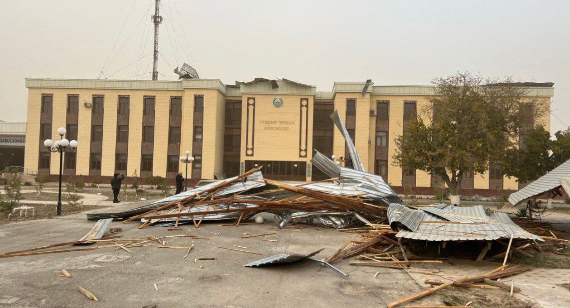 Пыльная буря снесла крышу здания хокимията Пешкунского района