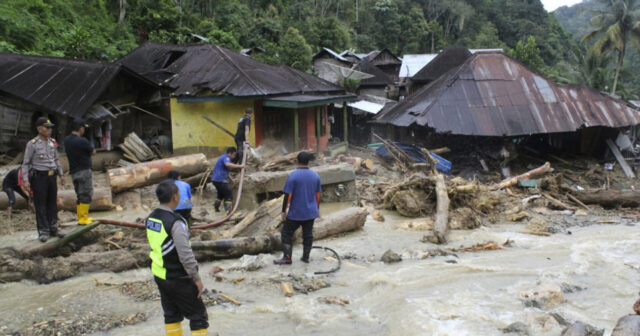 В результате наводнений в Индонезии погибли не менее пяти человек