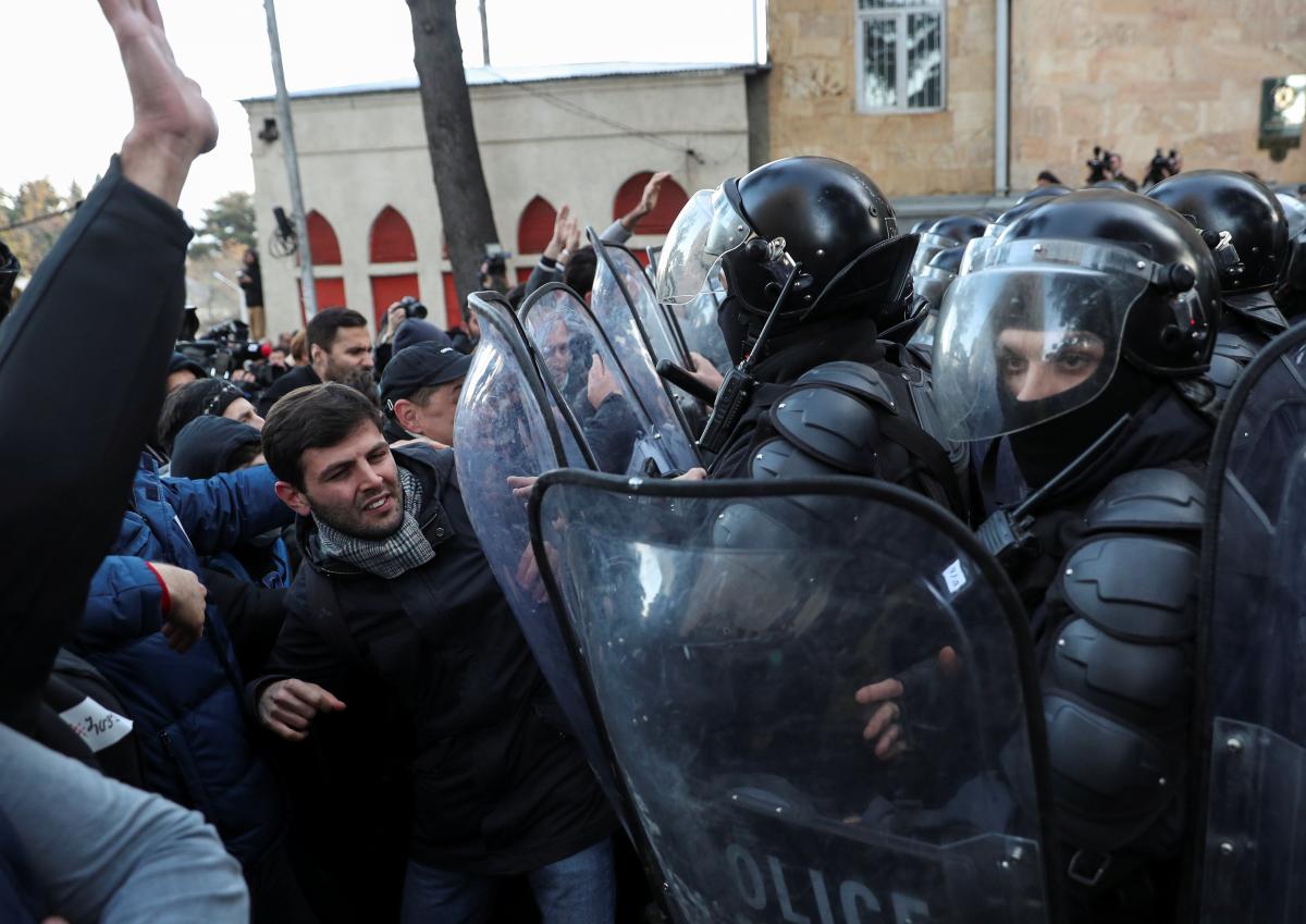 В Грузии произошли столкновения активистов с полицией: задержаны 46 участников акции - видео