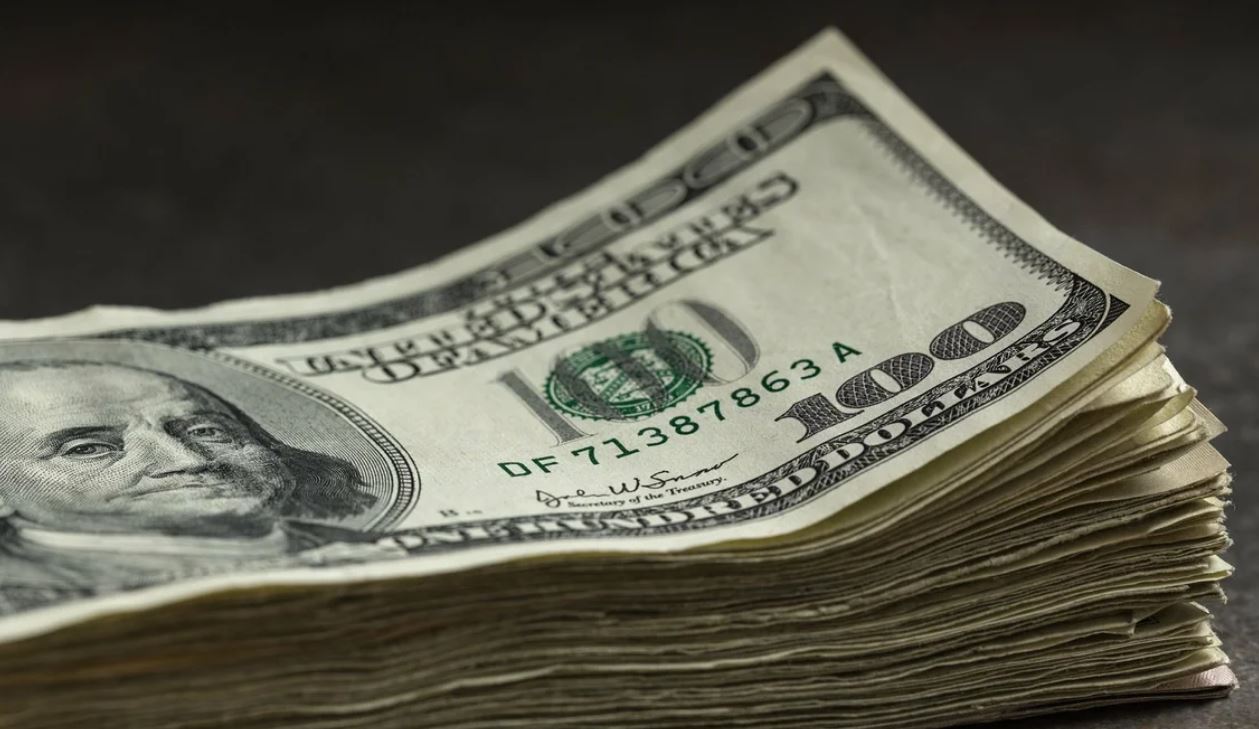 Впервые в Узбекистане курс доллара приблизился к 10800 сумов