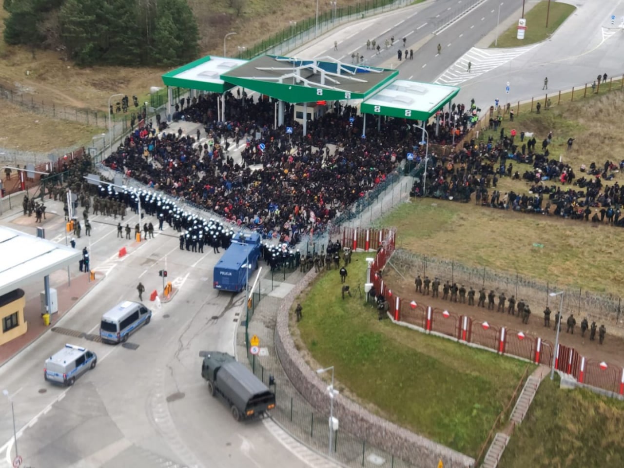 Беженцы готовятся взять штурмом польскую границу 