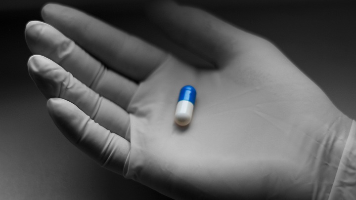 Pfizer начнет выпускать таблетки от коронавируса в 95 странах – подробности