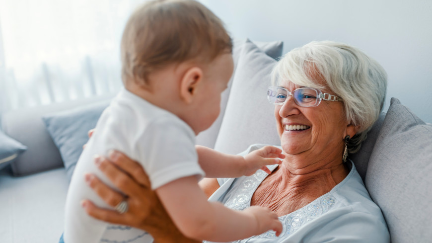 Почему бабушки любят внуков больше, чем своих детей – объяснили нейробиологи