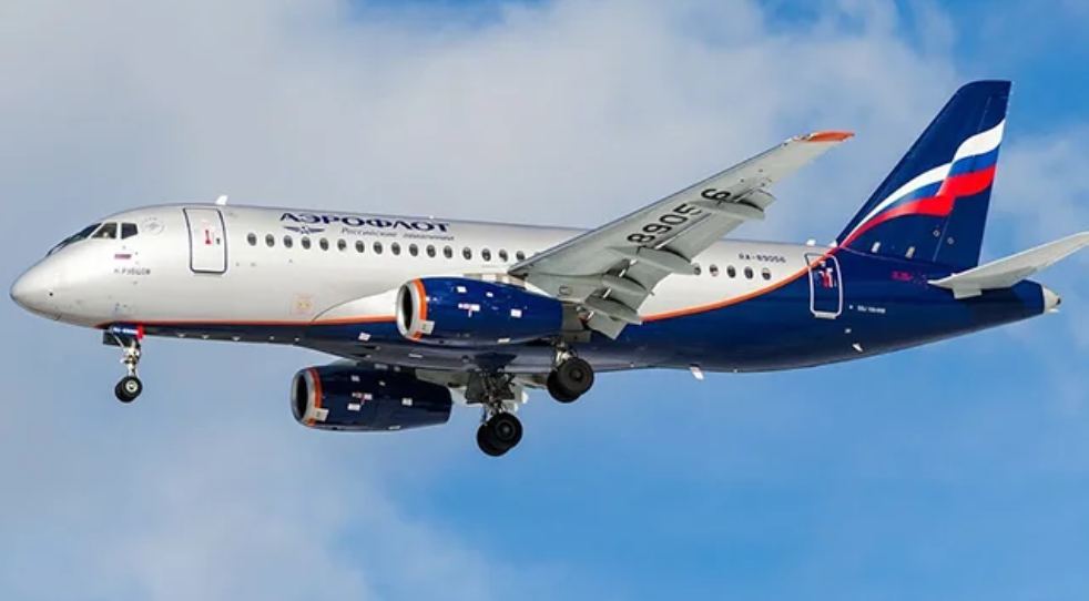 Летевший из Петербурга в Узбекистан самолет совершил вынужденную посадку из-за родов у женщины 