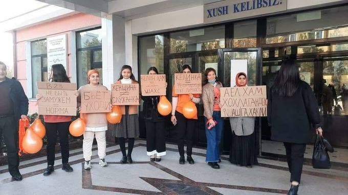 Студенты Национального Университета организовали акцию в поддержку женщин 