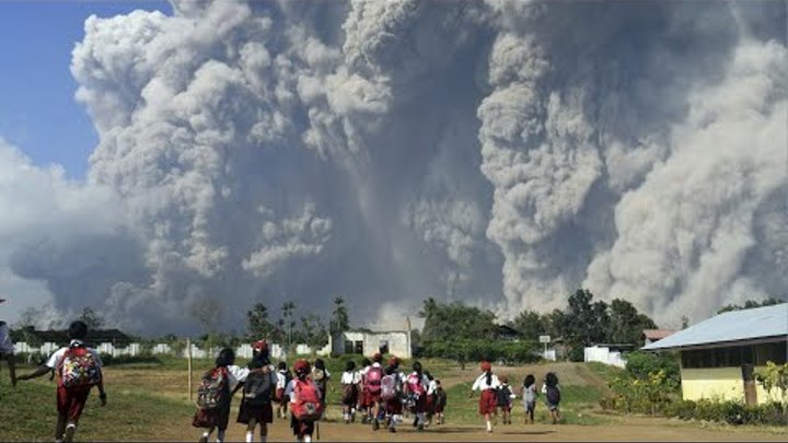 В Индонезии проснулся вулкан Семеру: есть погибшие - видео