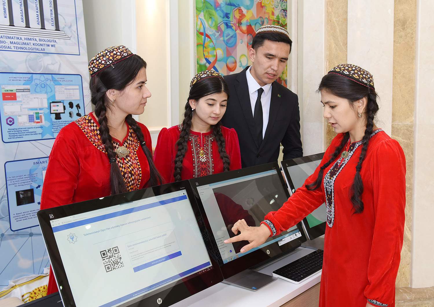 В Туркменистане от работников государственных учреждений требуют использовать только туркменский язык