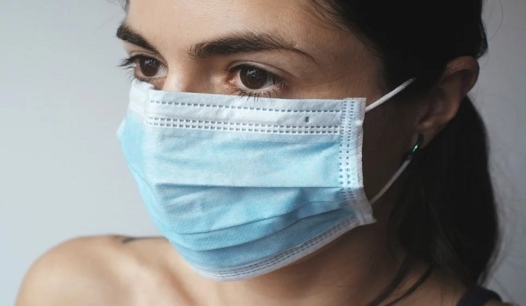 Ученые создали маску, которая светится при попадании на нее коронавируса — фото