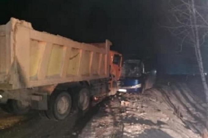 В России случилось ДТП грузовика и автобуса, в котором ехали 13 узбекистанцев