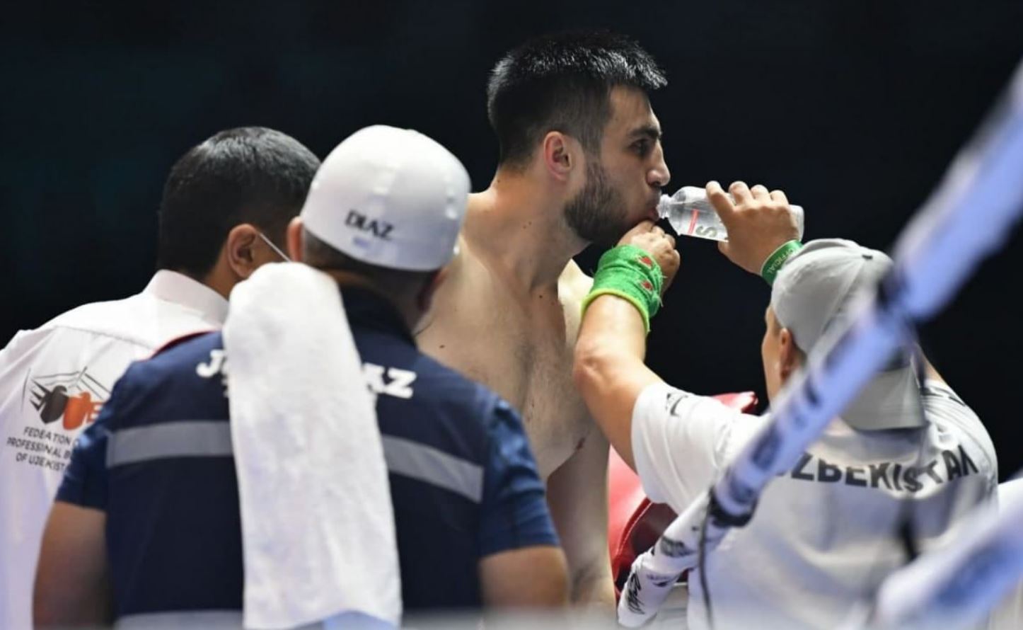 Олимпийский чемпион Баходир Джалолов отправил в нокаут боксера из Колумбии - видео