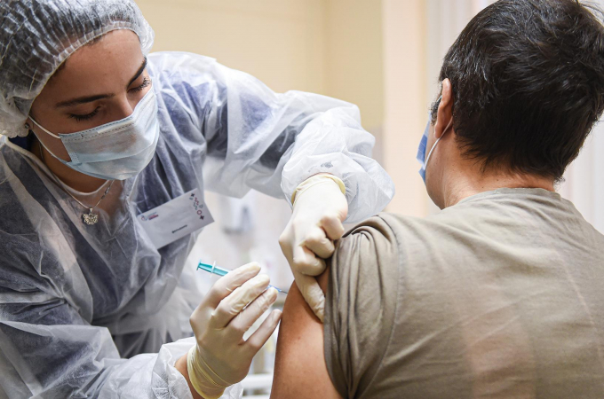 Сколько человек получили первую дозу вакцины от коронавируса — статистика