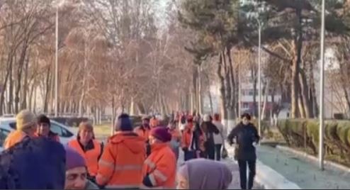 Сотрудники благоустройства устроили массовое скопление около хокимията Чиланзарского района из-за задержки зарплат - видео