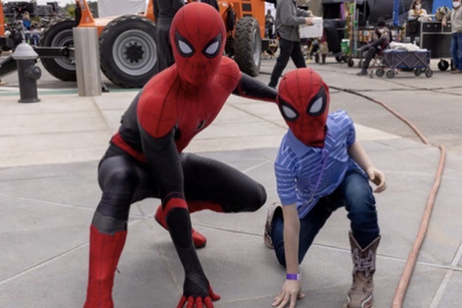 Том Холланд в костюме «Человека-паука» встретился с 6-летним мальчиком, который спас младшую сестру от собаки — видео