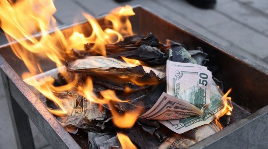 Почти 20 тысяч фальшивых долларов сожгли в Намангане