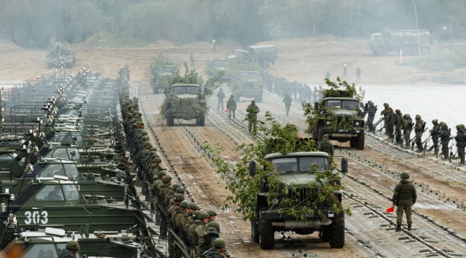 Bloomberg: Россия продолжает стягивать военную технику и наращивать войска у границ с Украиной - снимок со спутника