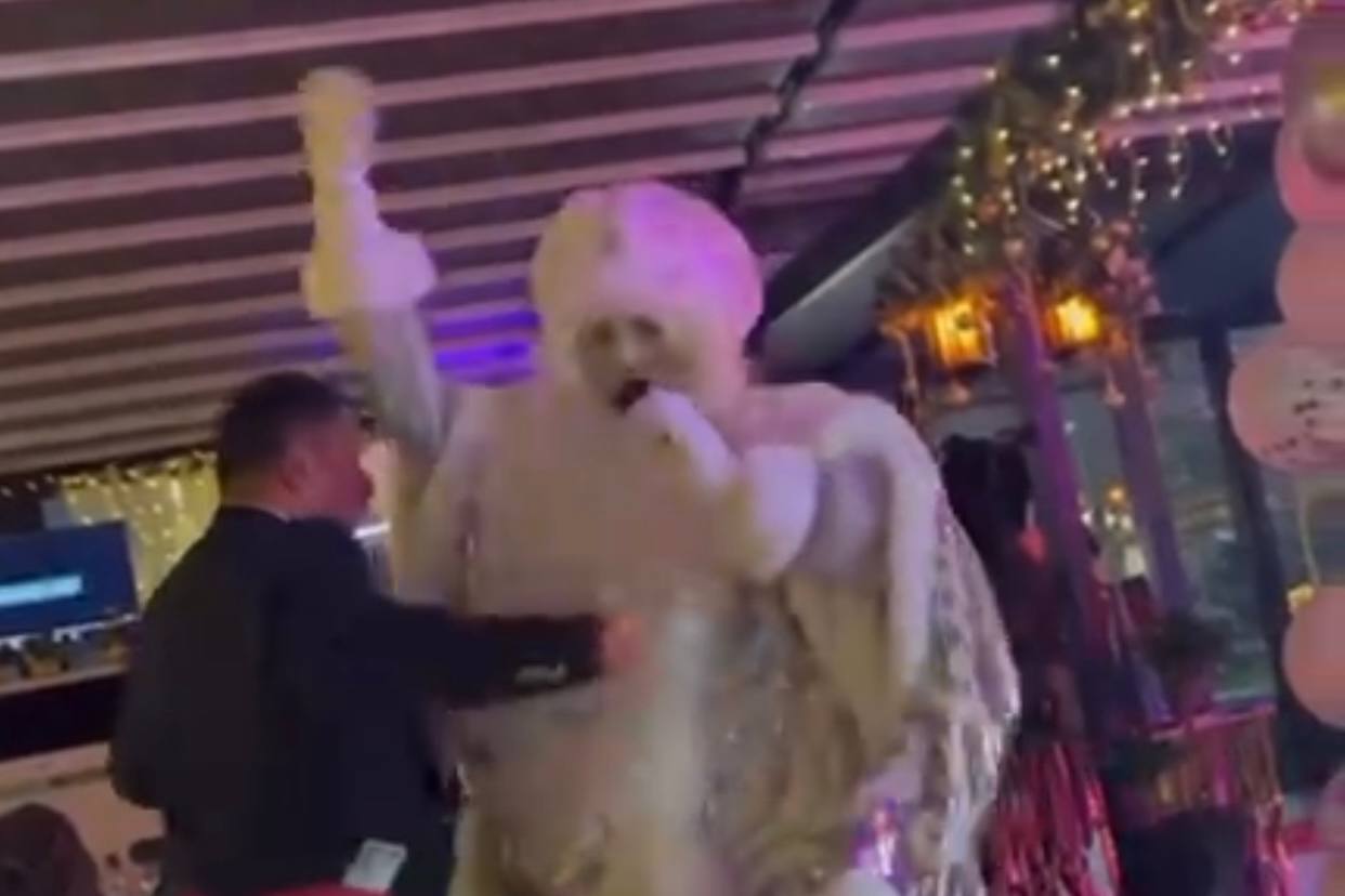 Распроcтранилось видео с Дедом-Морозом, танцующим арабские танцы 