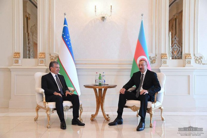 Президенты Азербайджана и Узбекистана провели телефонный разговор 