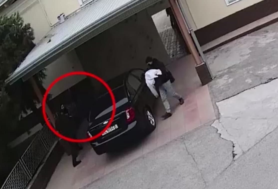 В Ташкенте семеро мужчин украли 15 тысяч долларов, после чего скрылись на краденной машине: инициатором преступления был мастер, делавший ремонт в доме - видео