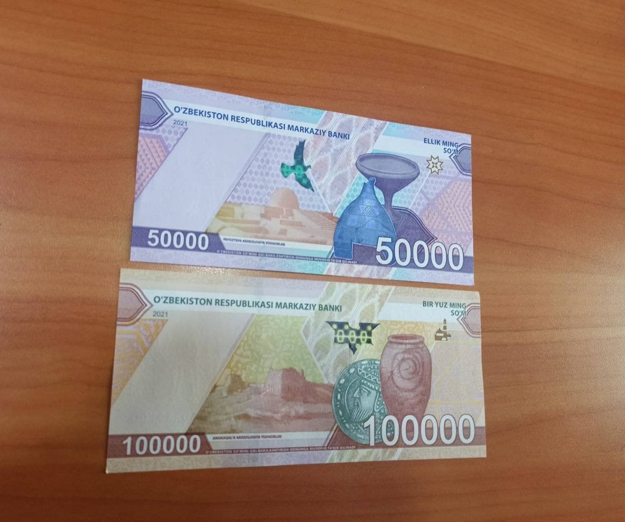 Опубликованы фотографии новых банкнот номиналом 50 и 100 тысяч сумов - фото