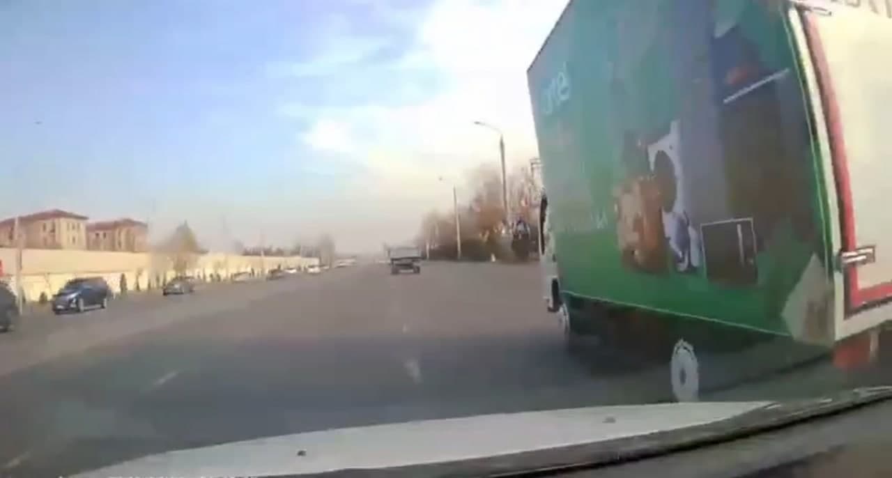 В Ташкенте грузовик Isuzu спровоцировал несколько аварийных ситуаций, а затем столкнулся с Lacetti