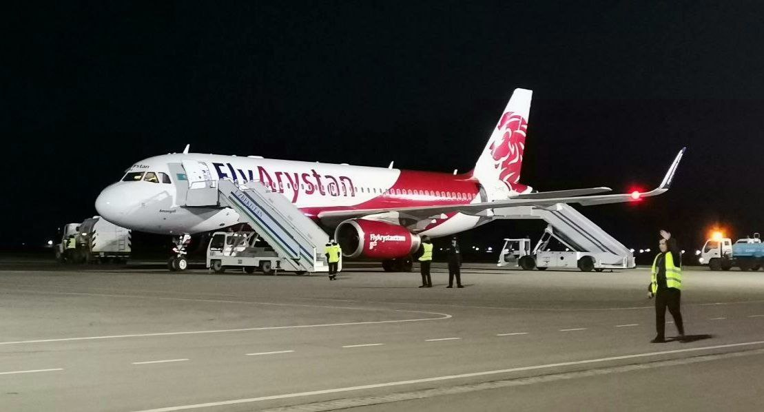 Казахстанский самолет совершил экстренную посадку в Ургенче из-за ухудшения здоровья одного из пассажиров