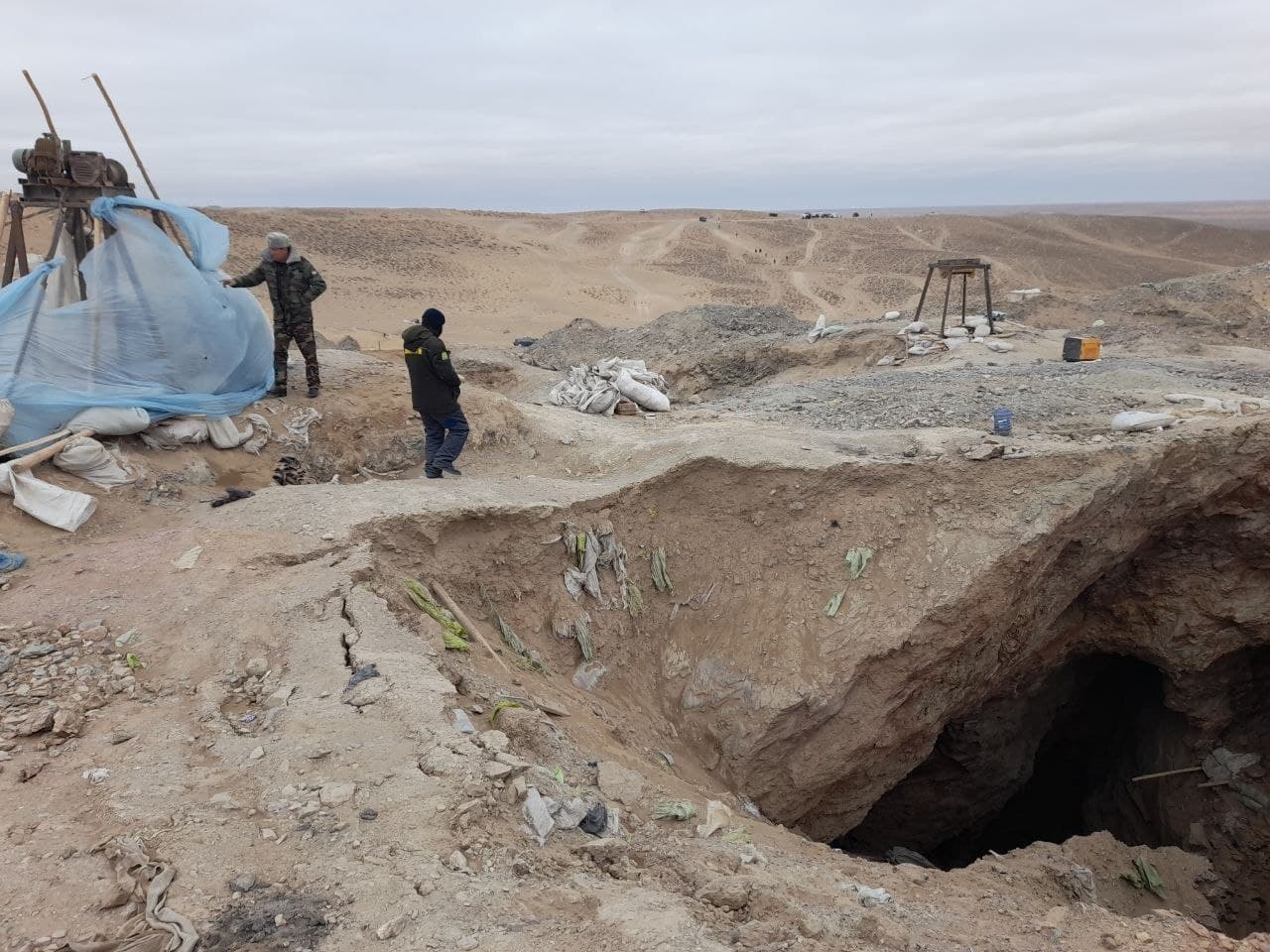 В Навоийской области группу людей завалило каменно-песчаной массой при незаконной добыче золота 