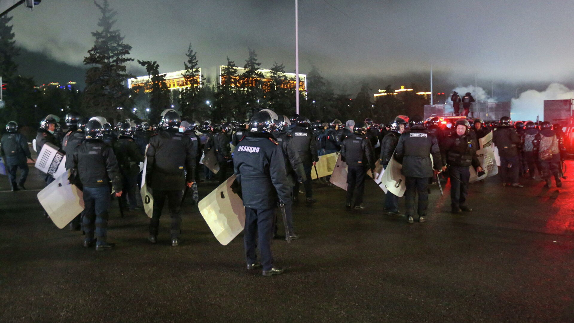 В Алматы погибли 13 сотрудников правоохранительных органов, двоих обезглавили