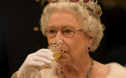 Как спать так же хорошо, как Елизавета II: стали известны секреты британской королевы