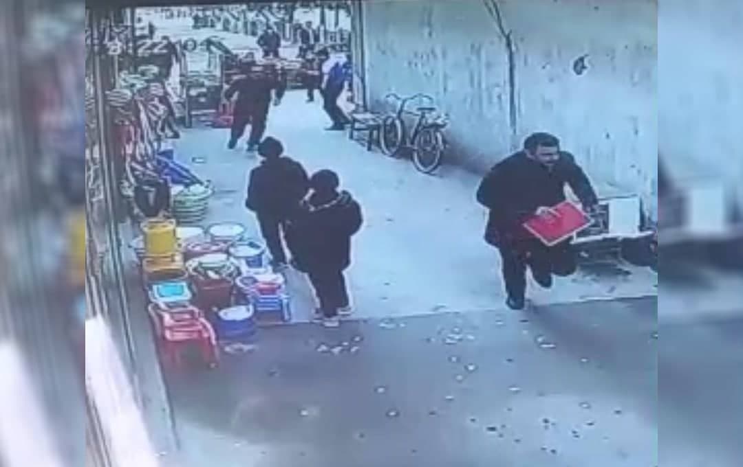 В Андижане мужчина ранил ножом сотрудника БПИ за попытку снести магазин отца
