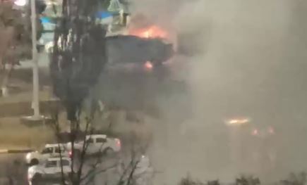 На площади Дружбы народов загорелся военный автомобиль — видео