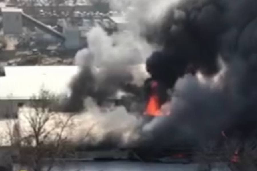 На складе в Чиланзарском районе произошел пожар — видео