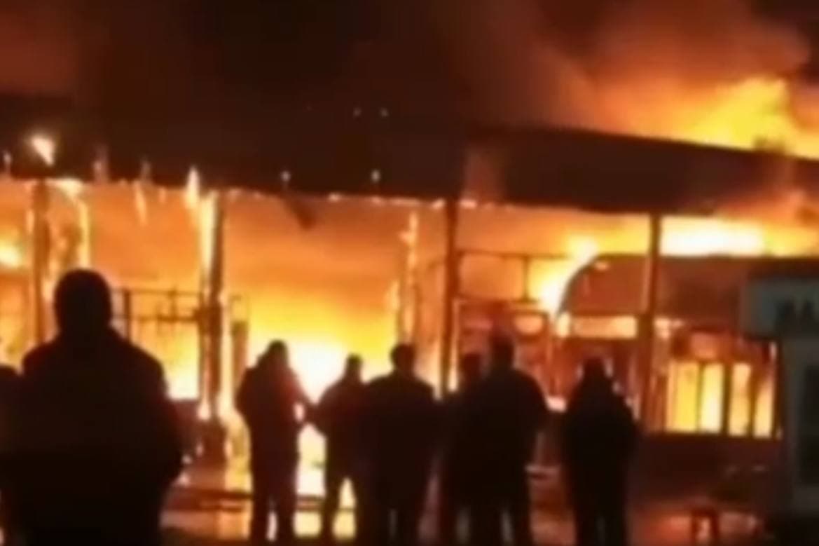 В Фергане произошел крупный пожар, в результате которого сгорело 25 магазинов одежды — видео 