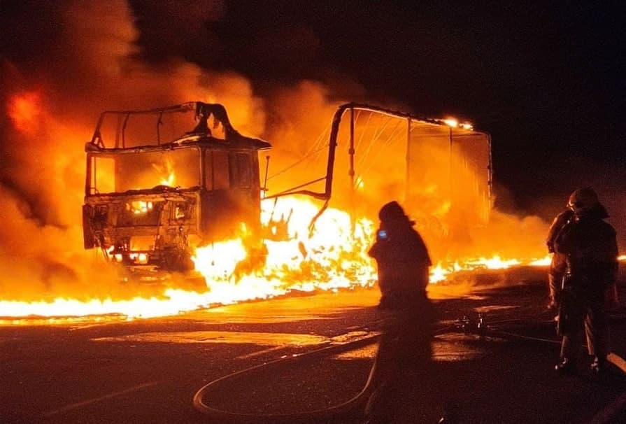 В Джизакской области полностью сгорела грузовая машина — видео