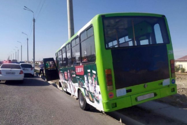 В Ташкенте легковушка «подрезала» автобус и спровоцировала ДТП