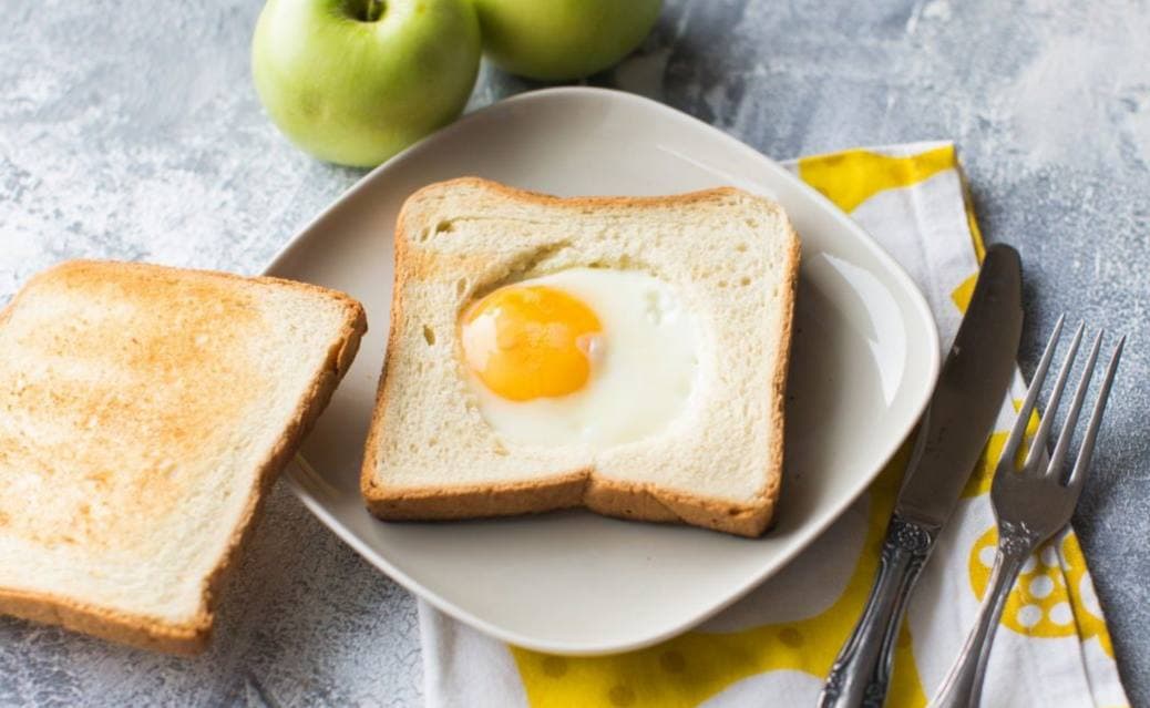 Рецепт быстрого и вкусного завтрака – яичница в хлебе