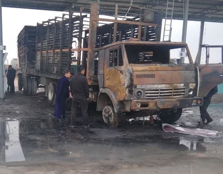 В Кашкадарье прямо на газовой заправке сгорел грузовик