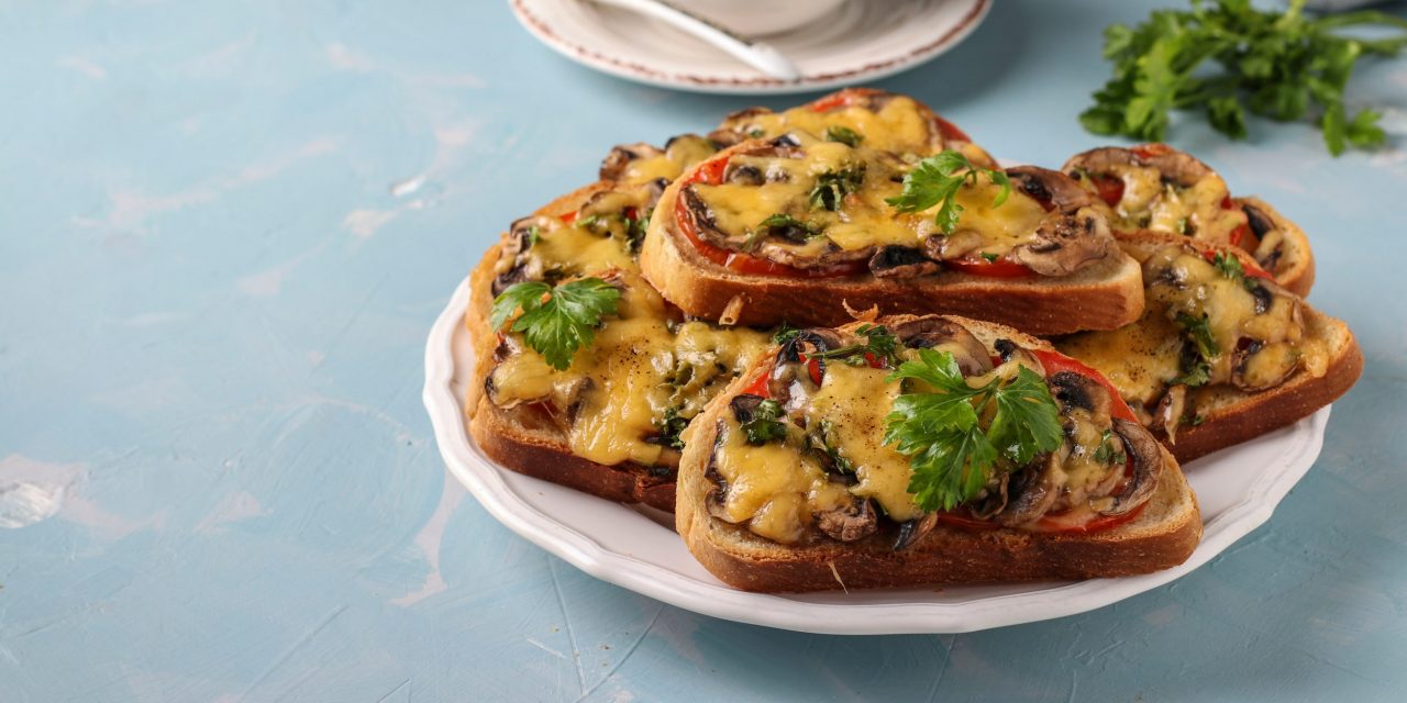 Рецепт горячих бутербродов с грибами на завтрак