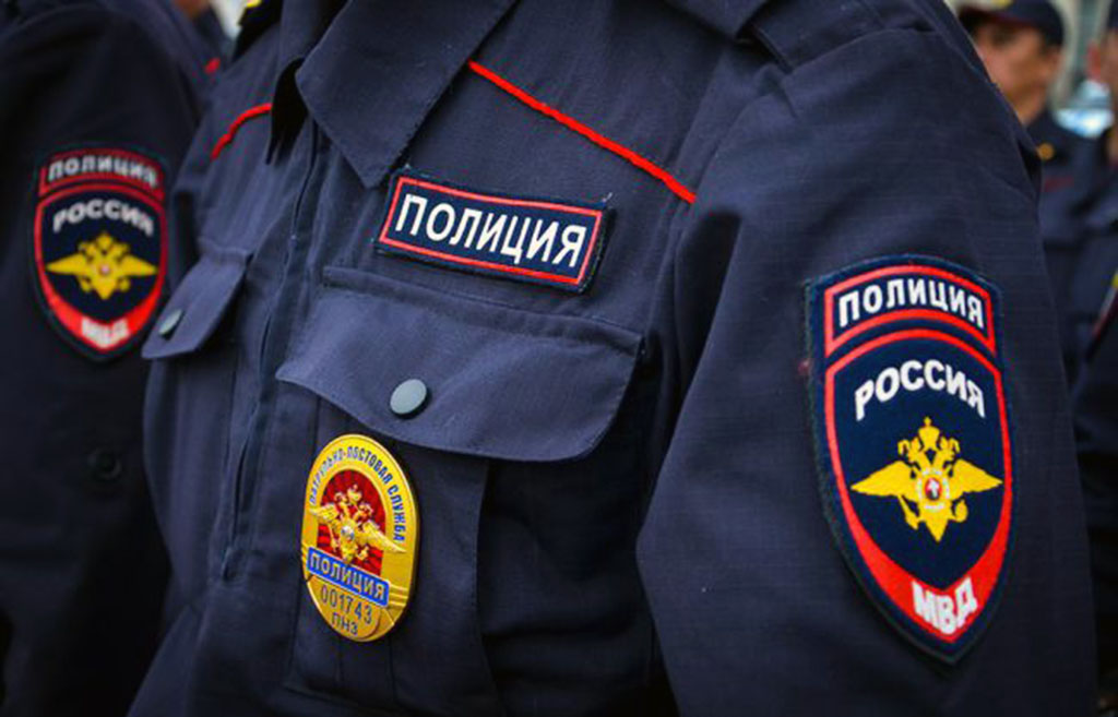 В Петербурге пьяный полицейский воткнул узбекистанцу вилку в глаз