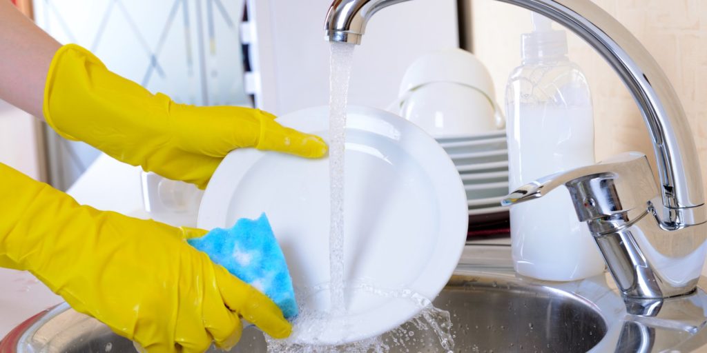 Мытье посуды назвали полезным занятием для здоровья