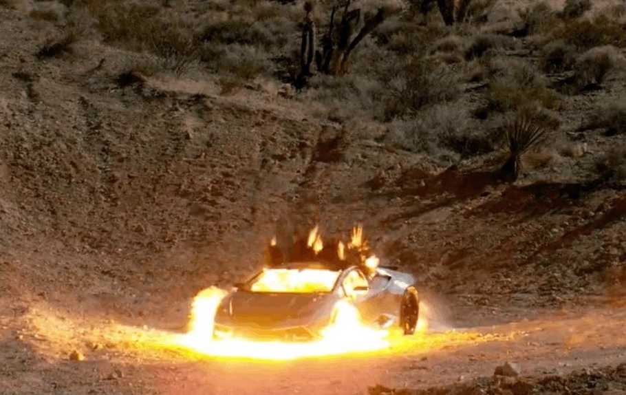 Художник взорвал дорогостоящую Lamborghini ради искусства — видео