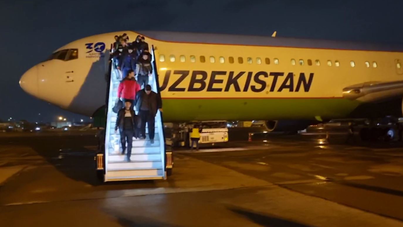 В Ташкент прибыл первый спецрейс с узбекистанцами, эвакуированными из Украины — видео