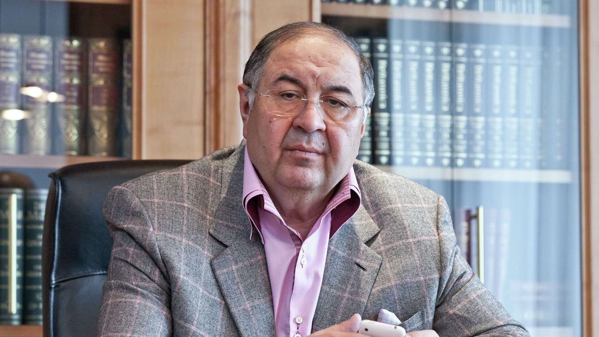 Алишер Усманов временно ушел с поста президента Международной федерации фехтования